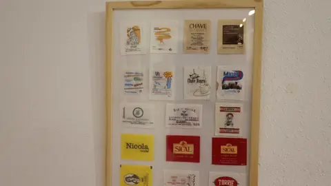 Daniel Pérez Rubio exhibe en Trobajo del Camino 400 sobres de azucarillos de una colección de más de 10.000 piezas, fruto de una afición iniciada en 1967 y ordenada durante el confinamiento. Fotos: Isaac Llamazares