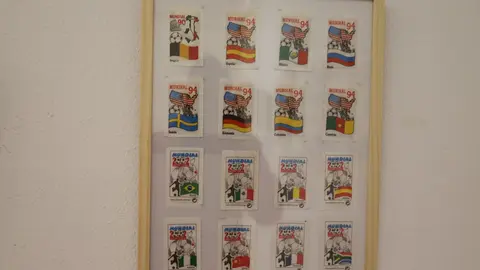 Daniel Pérez Rubio exhibe en Trobajo del Camino 400 sobres de azucarillos de una colección de más de 10.000 piezas, fruto de una afición iniciada en 1967 y ordenada durante el confinamiento. Fotos: Isaac Llamazares