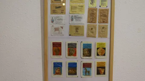 Daniel Pérez Rubio exhibe en Trobajo del Camino 400 sobres de azucarillos de una colección de más de 10.000 piezas, fruto de una afición iniciada en 1967 y ordenada durante el confinamiento. Fotos: Isaac Llamazares