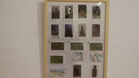 Daniel Pérez Rubio exhibe en Trobajo del Camino 400 sobres de azucarillos de una colección de más de 10.000 piezas, fruto de una afición iniciada en 1967 y ordenada durante el confinamiento. Fotos: Isaac Llamazares