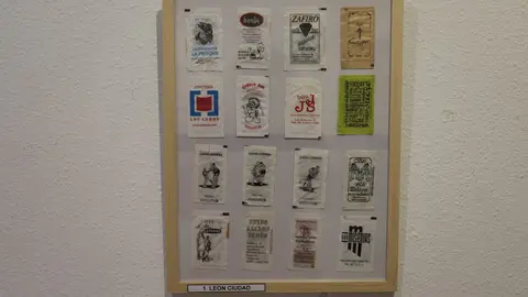Daniel Pérez Rubio exhibe en Trobajo del Camino 400 sobres de azucarillos de una colección de más de 10.000 piezas, fruto de una afición iniciada en 1967 y ordenada durante el confinamiento. Fotos: Isaac Llamazares
