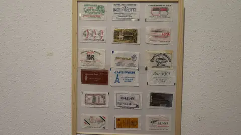 Daniel Pérez Rubio exhibe en Trobajo del Camino 400 sobres de azucarillos de una colección de más de 10.000 piezas, fruto de una afición iniciada en 1967 y ordenada durante el confinamiento. Fotos: Isaac Llamazares