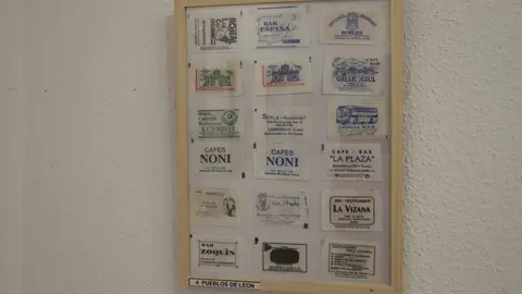 Daniel Pérez Rubio exhibe en Trobajo del Camino 400 sobres de azucarillos de una colección de más de 10.000 piezas, fruto de una afición iniciada en 1967 y ordenada durante el confinamiento. Fotos: Isaac Llamazares