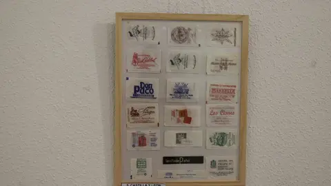 Daniel Pérez Rubio exhibe en Trobajo del Camino 400 sobres de azucarillos de una colección de más de 10.000 piezas, fruto de una afición iniciada en 1967 y ordenada durante el confinamiento. Fotos: Isaac Llamazares