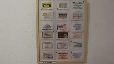 Daniel Pérez Rubio exhibe en Trobajo del Camino 400 sobres de azucarillos de una colección de más de 10.000 piezas, fruto de una afición iniciada en 1967 y ordenada durante el confinamiento. Fotos: Isaac Llamazares