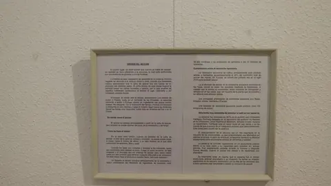 Daniel Pérez Rubio exhibe en Trobajo del Camino 400 sobres de azucarillos de una colección de más de 10.000 piezas, fruto de una afición iniciada en 1967 y ordenada durante el confinamiento. Fotos: Isaac Llamazares