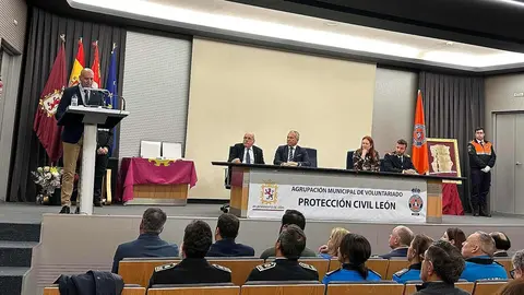 León honra a los voluntarios de Protección Civil y a la Unidad Familiar de la Policía Local. El Ayuntamiento reconoce la constancia, el altruismo y la colaboración en servicios esenciales, con medallas a voluntarios y un homenaje a la unidad especializada de la Policía Local.