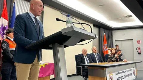 León honra a los voluntarios de Protección Civil y a la Unidad Familiar de la Policía Local. El Ayuntamiento reconoce la constancia, el altruismo y la colaboración en servicios esenciales, con medallas a voluntarios y un homenaje a la unidad especializada de la Policía Local.