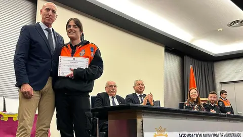 León honra a los voluntarios de Protección Civil y a la Unidad Familiar de la Policía Local. El Ayuntamiento reconoce la constancia, el altruismo y la colaboración en servicios esenciales, con medallas a voluntarios y un homenaje a la unidad especializada de la Policía Local.