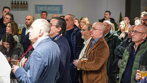 El estadio Reino de León se convirtió este martes en el escenario de un encuentro festivo en el que la Cultural y Deportiva Leonesa reunió a representantes institucionales, patrocinadores, medios de comunicación y representación de aficionados para brindar por un curso que la entidad calificó como “un año inolvidable”. Fotos: Cultural | Ayto León | Diputación