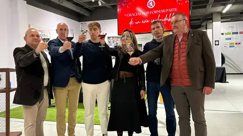 El estadio Reino de León se convirtió este martes en el escenario de un encuentro festivo en el que la Cultural y Deportiva Leonesa reunió a representantes institucionales, patrocinadores, medios de comunicación y representación de aficionados para brindar por un curso que la entidad calificó como “un año inolvidable”. Fotos: Cultural | Ayto León | Diputación