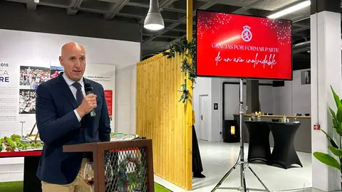 El estadio Reino de León se convirtió este martes en el escenario de un encuentro festivo en el que la Cultural y Deportiva Leonesa reunió a representantes institucionales, patrocinadores, medios de comunicación y representación de aficionados para brindar por un curso que la entidad calificó como “un año inolvidable”. Fotos: Cultural | Ayto León | Diputación