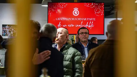 El estadio Reino de León se convirtió este martes en el escenario de un encuentro festivo en el que la Cultural y Deportiva Leonesa reunió a representantes institucionales, patrocinadores, medios de comunicación y representación de aficionados para brindar por un curso que la entidad calificó como “un año inolvidable”. Fotos: Cultural | Ayto León | Diputación