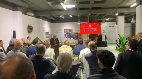 El estadio Reino de León se convirtió este martes en el escenario de un encuentro festivo en el que la Cultural y Deportiva Leonesa reunió a representantes institucionales, patrocinadores, medios de comunicación y representación de aficionados para brindar por un curso que la entidad calificó como “un año inolvidable”. Fotos: Cultural | Ayto León | Diputación