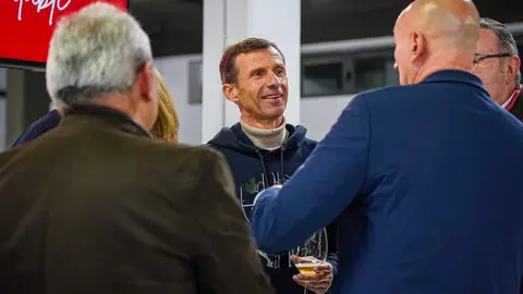 El estadio Reino de León se convirtió este martes en el escenario de un encuentro festivo en el que la Cultural y Deportiva Leonesa reunió a representantes institucionales, patrocinadores, medios de comunicación y representación de aficionados para brindar por un curso que la entidad calificó como “un año inolvidable”. Fotos: Cultural | Ayto León | Diputación