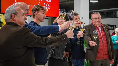 El estadio Reino de León se convirtió este martes en el escenario de un encuentro festivo en el que la Cultural y Deportiva Leonesa reunió a representantes institucionales, patrocinadores, medios de comunicación y representación de aficionados para brindar por un curso que la entidad calificó como “un año inolvidable”. Fotos: Cultural | Ayto León | Diputación