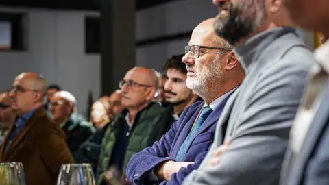 El estadio Reino de León se convirtió este martes en el escenario de un encuentro festivo en el que la Cultural y Deportiva Leonesa reunió a representantes institucionales, patrocinadores, medios de comunicación y representación de aficionados para brindar por un curso que la entidad calificó como “un año inolvidable”. Fotos: Cultural | Ayto León | Diputación