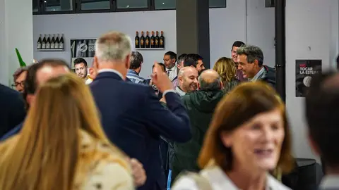 El estadio Reino de León se convirtió este martes en el escenario de un encuentro festivo en el que la Cultural y Deportiva Leonesa reunió a representantes institucionales, patrocinadores, medios de comunicación y representación de aficionados para brindar por un curso que la entidad calificó como “un año inolvidable”. Fotos: Cultural | Ayto León | Diputación