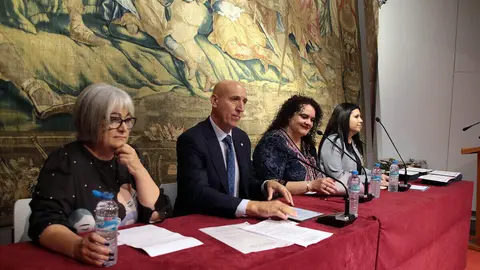 El alcalde de León, José Antonio Diez, preside el acto de entrega de la Distinción Voluntaria del Año. Foto: Peio García.