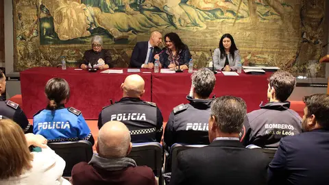 El alcalde de León, José Antonio Diez, preside el acto de entrega de la Distinción Voluntaria del Año. Foto: Peio García.