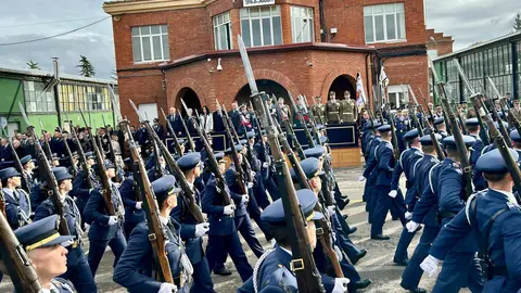 366 futuros suboficiales sellan su compromiso en la Academia Básica del Aire y del Espacio. La promoción número 36 protagoniza una ceremonia marcada por la solemnidad militar y la presencia de autoridades locales, autonómicas y nacionales. Fotos: AytoLeón | Diputación