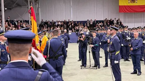 366 futuros suboficiales sellan su compromiso en la Academia Básica del Aire y del Espacio. La promoción número 36 protagoniza una ceremonia marcada por la solemnidad militar y la presencia de autoridades locales, autonómicas y nacionales. Fotos: AytoLeón | Diputación