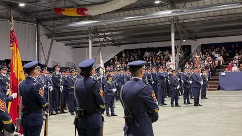 366 futuros suboficiales sellan su compromiso en la Academia Básica del Aire y del Espacio. La promoción número 36 protagoniza una ceremonia marcada por la solemnidad militar y la presencia de autoridades locales, autonómicas y nacionales. Fotos: AytoLeón | Diputación
