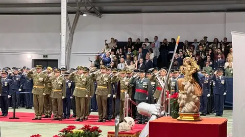 366 futuros suboficiales sellan su compromiso en la Academia Básica del Aire y del Espacio. La promoción número 36 protagoniza una ceremonia marcada por la solemnidad militar y la presencia de autoridades locales, autonómicas y nacionales. Fotos: AytoLeón | Diputación