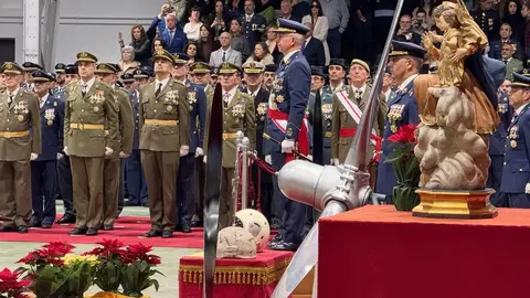 366 futuros suboficiales sellan su compromiso en la Academia Básica del Aire y del Espacio. La promoción número 36 protagoniza una ceremonia marcada por la solemnidad militar y la presencia de autoridades locales, autonómicas y nacionales. Fotos: AytoLeón | Diputación