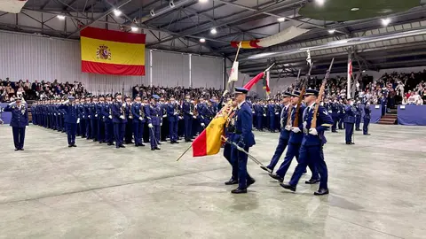 366 futuros suboficiales sellan su compromiso en la Academia Básica del Aire y del Espacio. La promoción número 36 protagoniza una ceremonia marcada por la solemnidad militar y la presencia de autoridades locales, autonómicas y nacionales. Fotos: AytoLeón | Diputación