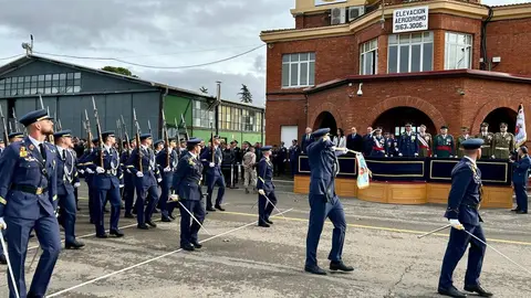 366 futuros suboficiales sellan su compromiso en la Academia Básica del Aire y del Espacio. La promoción número 36 protagoniza una ceremonia marcada por la solemnidad militar y la presencia de autoridades locales, autonómicas y nacionales. Fotos: AytoLeón | Diputación