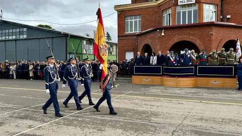 366 futuros suboficiales sellan su compromiso en la Academia Básica del Aire y del Espacio. La promoción número 36 protagoniza una ceremonia marcada por la solemnidad militar y la presencia de autoridades locales, autonómicas y nacionales. Fotos: AytoLeón | Diputación