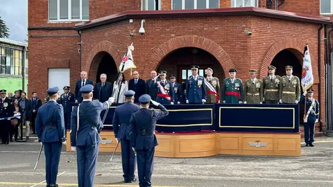 366 futuros suboficiales sellan su compromiso en la Academia Básica del Aire y del Espacio. La promoción número 36 protagoniza una ceremonia marcada por la solemnidad militar y la presencia de autoridades locales, autonómicas y nacionales. Fotos: AytoLeón | Diputación