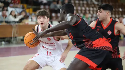 La Cultural domina a un resistente Logrobasket y se afianza en la lucha por el playoff. El equipo de Luis Castillo gobernó el ritmo del encuentro en el Palacio y supo responder a cada reacción riojana para cerrar un triunfo valioso (83-76) en la décima jornada de Segunda FEB. Fotos: Isaac Llamazares