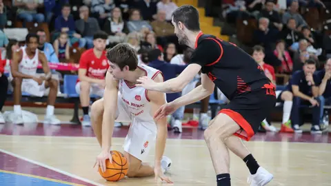 La Cultural domina a un resistente Logrobasket y se afianza en la lucha por el playoff. El equipo de Luis Castillo gobernó el ritmo del encuentro en el Palacio y supo responder a cada reacción riojana para cerrar un triunfo valioso (83-76) en la décima jornada de Segunda FEB. Fotos: Isaac Llamazares