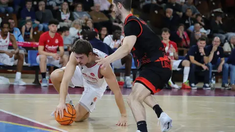 La Cultural domina a un resistente Logrobasket y se afianza en la lucha por el playoff. El equipo de Luis Castillo gobernó el ritmo del encuentro en el Palacio y supo responder a cada reacción riojana para cerrar un triunfo valioso (83-76) en la décima jornada de Segunda FEB. Fotos: Isaac Llamazares