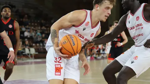 La Cultural domina a un resistente Logrobasket y se afianza en la lucha por el playoff. El equipo de Luis Castillo gobernó el ritmo del encuentro en el Palacio y supo responder a cada reacción riojana para cerrar un triunfo valioso (83-76) en la décima jornada de Segunda FEB. Fotos: Isaac Llamazares
