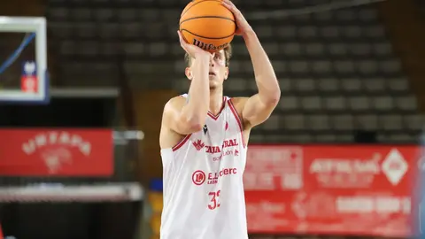 La Cultural domina a un resistente Logrobasket y se afianza en la lucha por el playoff. El equipo de Luis Castillo gobernó el ritmo del encuentro en el Palacio y supo responder a cada reacción riojana para cerrar un triunfo valioso (83-76) en la décima jornada de Segunda FEB. Fotos: Isaac Llamazares