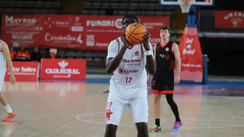 La Cultural domina a un resistente Logrobasket y se afianza en la lucha por el playoff. El equipo de Luis Castillo gobernó el ritmo del encuentro en el Palacio y supo responder a cada reacción riojana para cerrar un triunfo valioso (83-76) en la décima jornada de Segunda FEB. Fotos: Isaac Llamazares