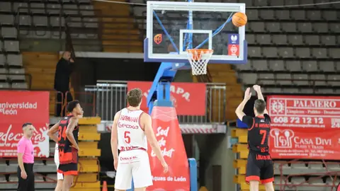 La Cultural domina a un resistente Logrobasket y se afianza en la lucha por el playoff. El equipo de Luis Castillo gobernó el ritmo del encuentro en el Palacio y supo responder a cada reacción riojana para cerrar un triunfo valioso (83-76) en la décima jornada de Segunda FEB. Fotos: Isaac Llamazares