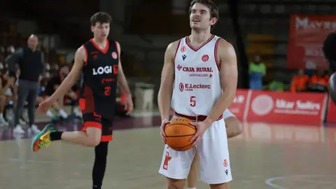 La Cultural domina a un resistente Logrobasket y se afianza en la lucha por el playoff. El equipo de Luis Castillo gobernó el ritmo del encuentro en el Palacio y supo responder a cada reacción riojana para cerrar un triunfo valioso (83-76) en la décima jornada de Segunda FEB. Fotos: Isaac Llamazares