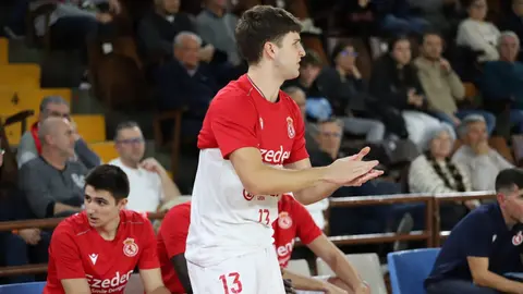 La Cultural domina a un resistente Logrobasket y se afianza en la lucha por el playoff. El equipo de Luis Castillo gobernó el ritmo del encuentro en el Palacio y supo responder a cada reacción riojana para cerrar un triunfo valioso (83-76) en la décima jornada de Segunda FEB. Fotos: Isaac Llamazares