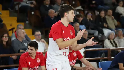 La Cultural domina a un resistente Logrobasket y se afianza en la lucha por el playoff. El equipo de Luis Castillo gobernó el ritmo del encuentro en el Palacio y supo responder a cada reacción riojana para cerrar un triunfo valioso (83-76) en la décima jornada de Segunda FEB. Fotos: Isaac Llamazares