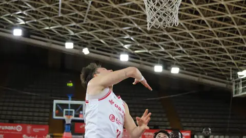 La Cultural domina a un resistente Logrobasket y se afianza en la lucha por el playoff. El equipo de Luis Castillo gobernó el ritmo del encuentro en el Palacio y supo responder a cada reacción riojana para cerrar un triunfo valioso (83-76) en la décima jornada de Segunda FEB. Fotos: Isaac Llamazares