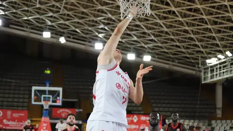 La Cultural domina a un resistente Logrobasket y se afianza en la lucha por el playoff. El equipo de Luis Castillo gobernó el ritmo del encuentro en el Palacio y supo responder a cada reacción riojana para cerrar un triunfo valioso (83-76) en la décima jornada de Segunda FEB. Fotos: Isaac Llamazares
