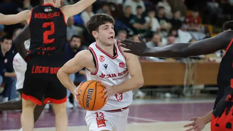 La Cultural domina a un resistente Logrobasket y se afianza en la lucha por el playoff. El equipo de Luis Castillo gobernó el ritmo del encuentro en el Palacio y supo responder a cada reacción riojana para cerrar un triunfo valioso (83-76) en la décima jornada de Segunda FEB. Fotos: Isaac Llamazares