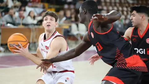 La Cultural domina a un resistente Logrobasket y se afianza en la lucha por el playoff. El equipo de Luis Castillo gobernó el ritmo del encuentro en el Palacio y supo responder a cada reacción riojana para cerrar un triunfo valioso (83-76) en la décima jornada de Segunda FEB. Fotos: Isaac Llamazares