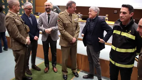 El vicerrector de Estudiantes, Cultura y Deportes, Diego Soto; el subdelegado del Gobierno en León, Héctor Alaiz Moretón, y el coronel jefe de la Comandancia de la Guardia Civil de León, Julio Andrés Gutiérrez Hernández, y el delegado territorial Eduardo Diego inauguran la segunda edición de las Jornadas de Seguridad Integran en Montaña. Foto: Peio García.