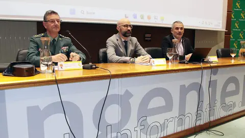 El vicerrector de Estudiantes, Cultura y Deportes, Diego Soto; el subdelegado del Gobierno en León, Héctor Alaiz Moretón, y el coronel jefe de la Comandancia de la Guardia Civil de León, Julio Andrés Gutiérrez Hernández, y el delegado territorial Eduardo Diego inauguran la segunda edición de las Jornadas de Seguridad Integran en Montaña. Foto: Peio García.