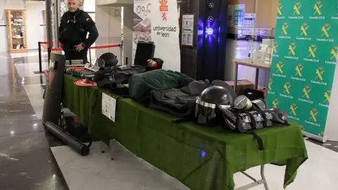 El vicerrector de Estudiantes, Cultura y Deportes, Diego Soto; el subdelegado del Gobierno en León, Héctor Alaiz Moretón, y el coronel jefe de la Comandancia de la Guardia Civil de León, Julio Andrés Gutiérrez Hernández, y el delegado territorial Eduardo Diego inauguran la segunda edición de las Jornadas de Seguridad Integran en Montaña. Foto: Peio García.